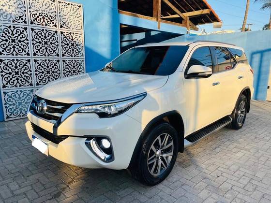 TOYOTA HILUX SW4 2.8 SRX 4X4 7 LUGARES 16V TURBO INTERCOOLER DIESEL 4P AUTOMÁTICO